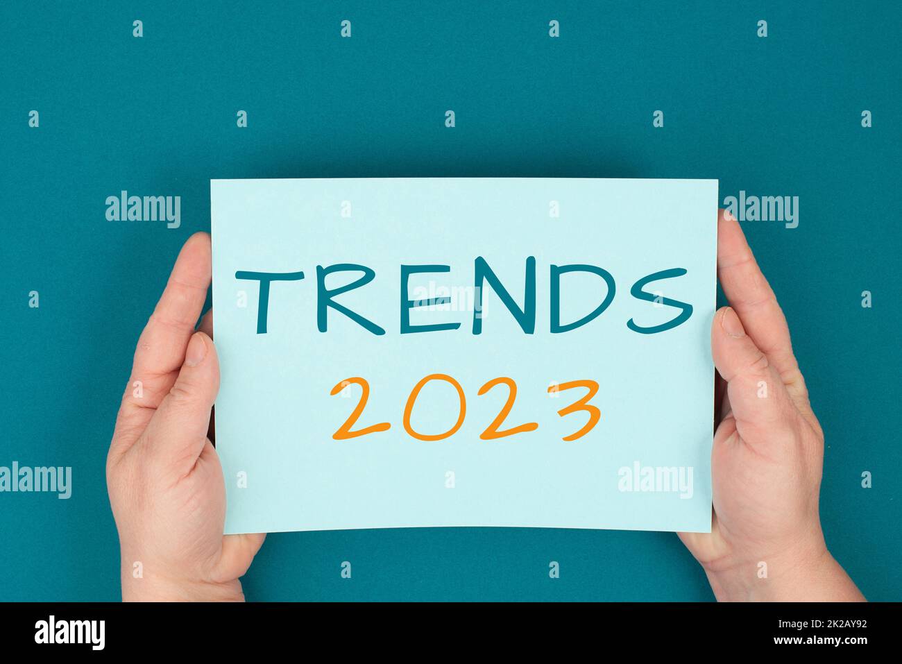 Trends 2023 steht auf einem Papier, Hände halten das Zeichen, Kommunikation, Marketing, neue Konzepte, Benzin Hintergrund Stockfoto