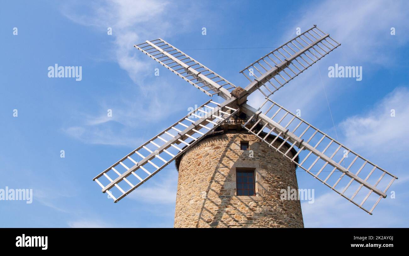 Kleiner Winkel einer Windmühle unter dem wolkigen Himmel Stockfoto