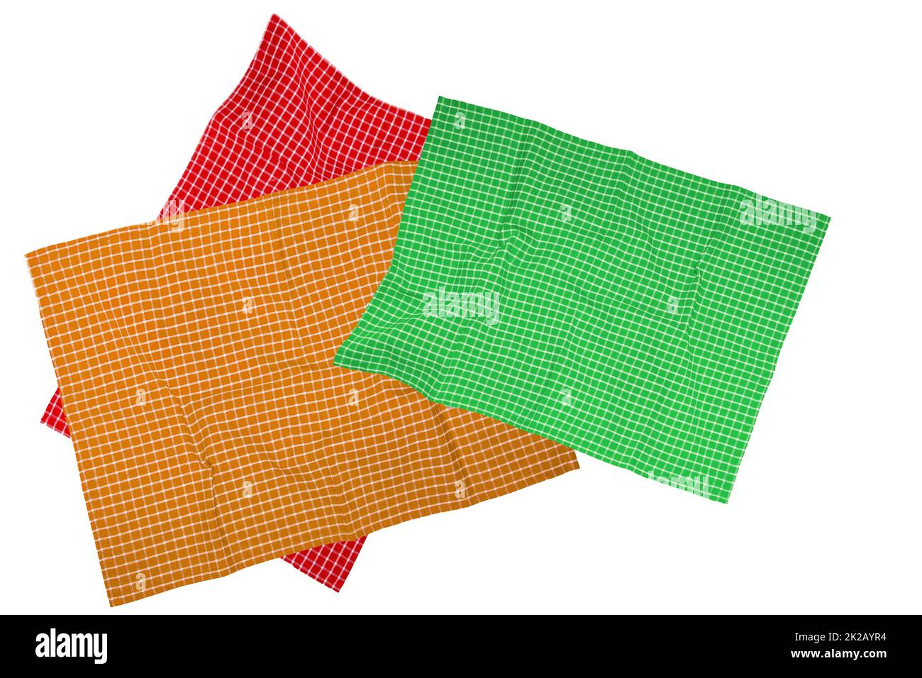 Nahaufnahme einer grünen, braunen, rot-weißen karierten Serviette oder Tischdecke, isoliert auf weißem Hintergrund. Küchenzubehör. Draufsicht. Stockfoto