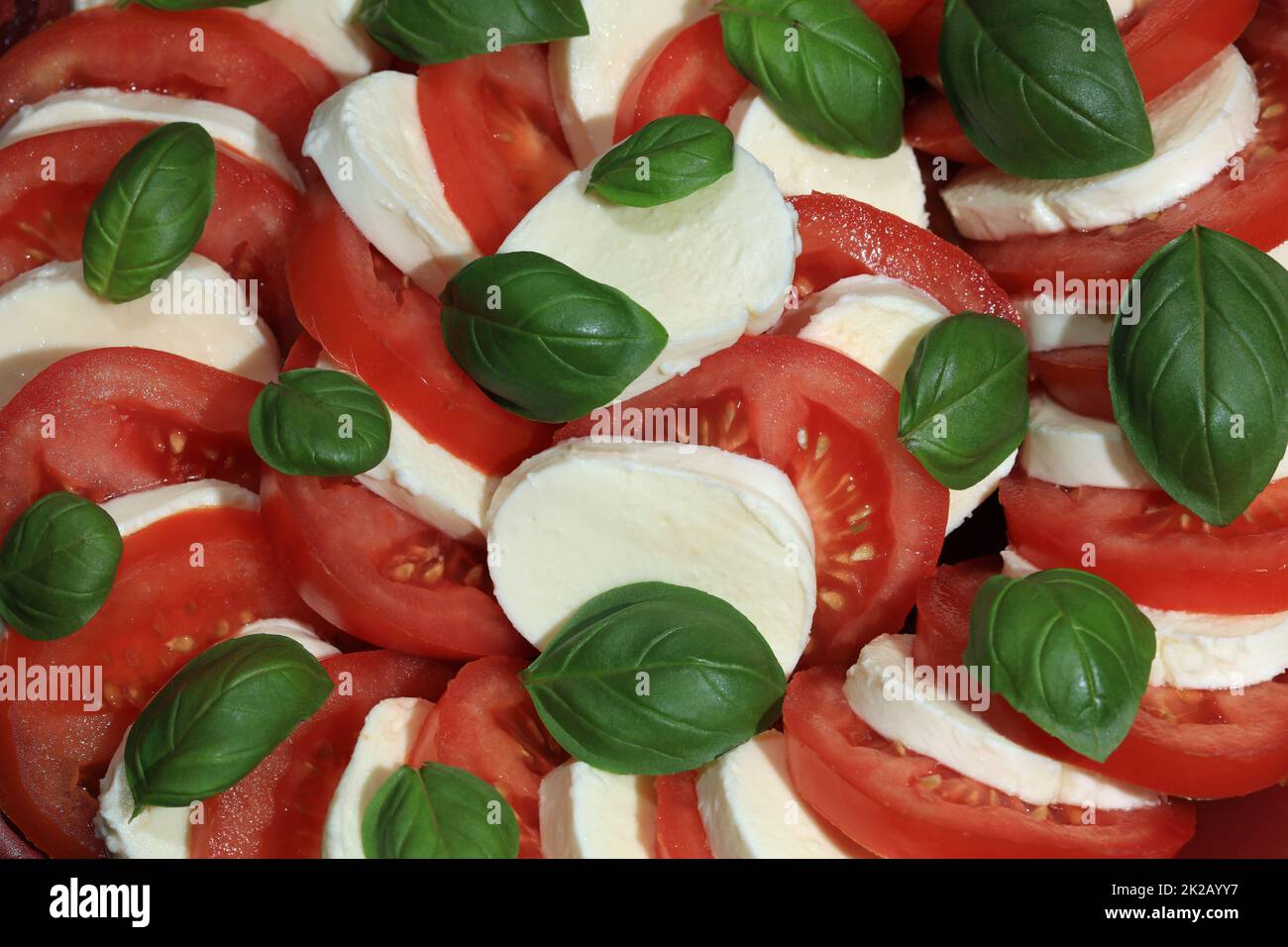 Italienischer Caprese-Salat mit Mozzarella-Käse, Tomaten und Basilikum Stockfoto