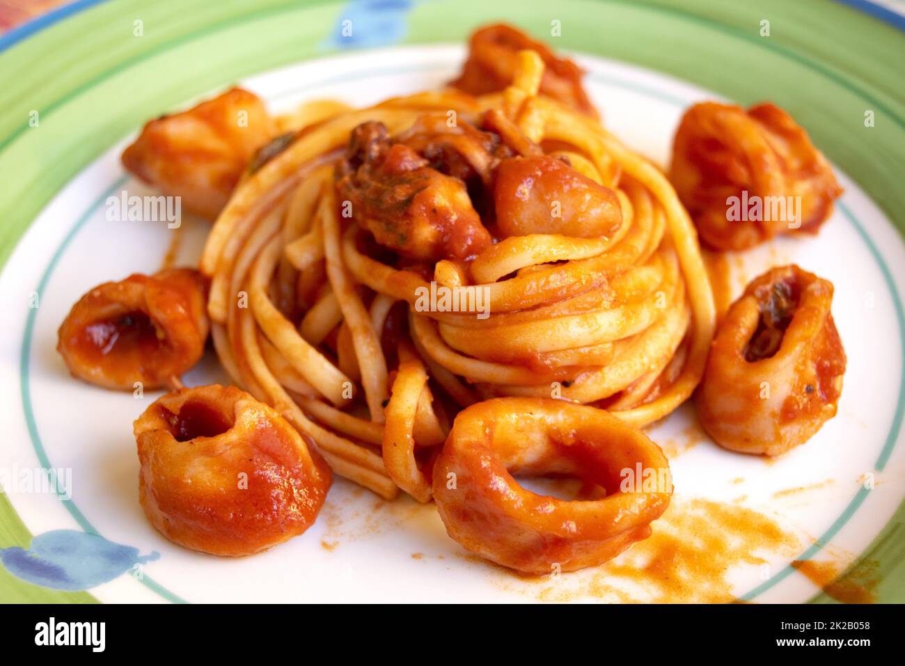 Tintenfischpasta mit Marinara-Sauce Stockfoto