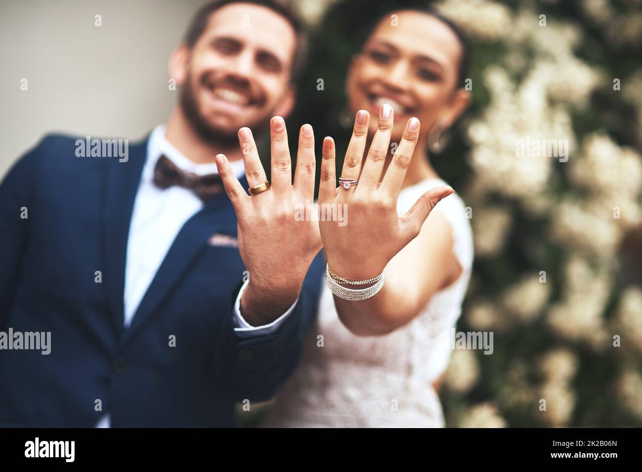 Unsere Symbole der Liebe aufblitzen lassen. Aufnahme eines glücklichen jungen Ehepaares, das am Hochzeitstag ihre Ringe zeigt. Stockfoto