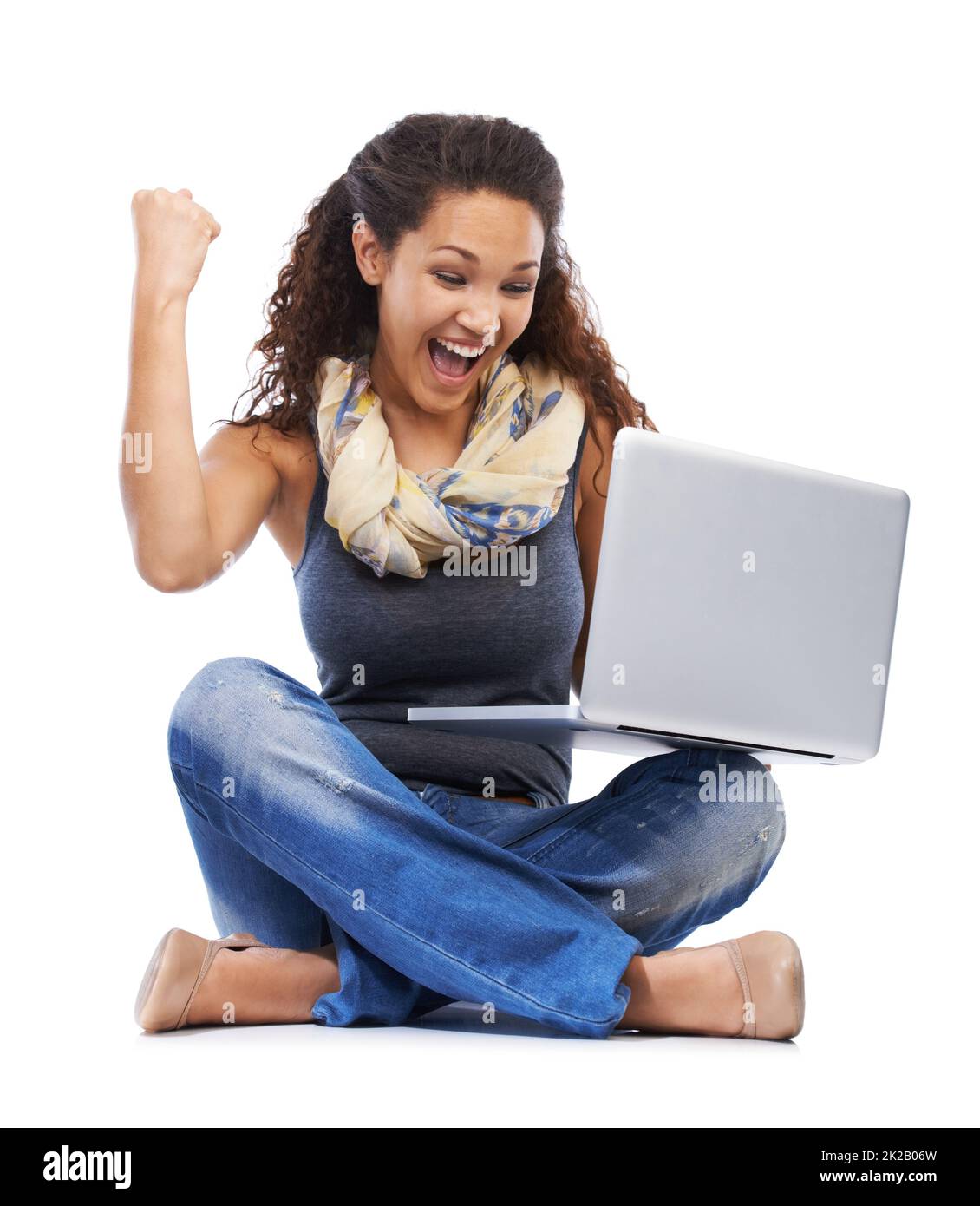 Shes ein gerade Ein Student. Studioaufnahme einer Frau, die auf einem weißen Laptop studiert. Stockfoto