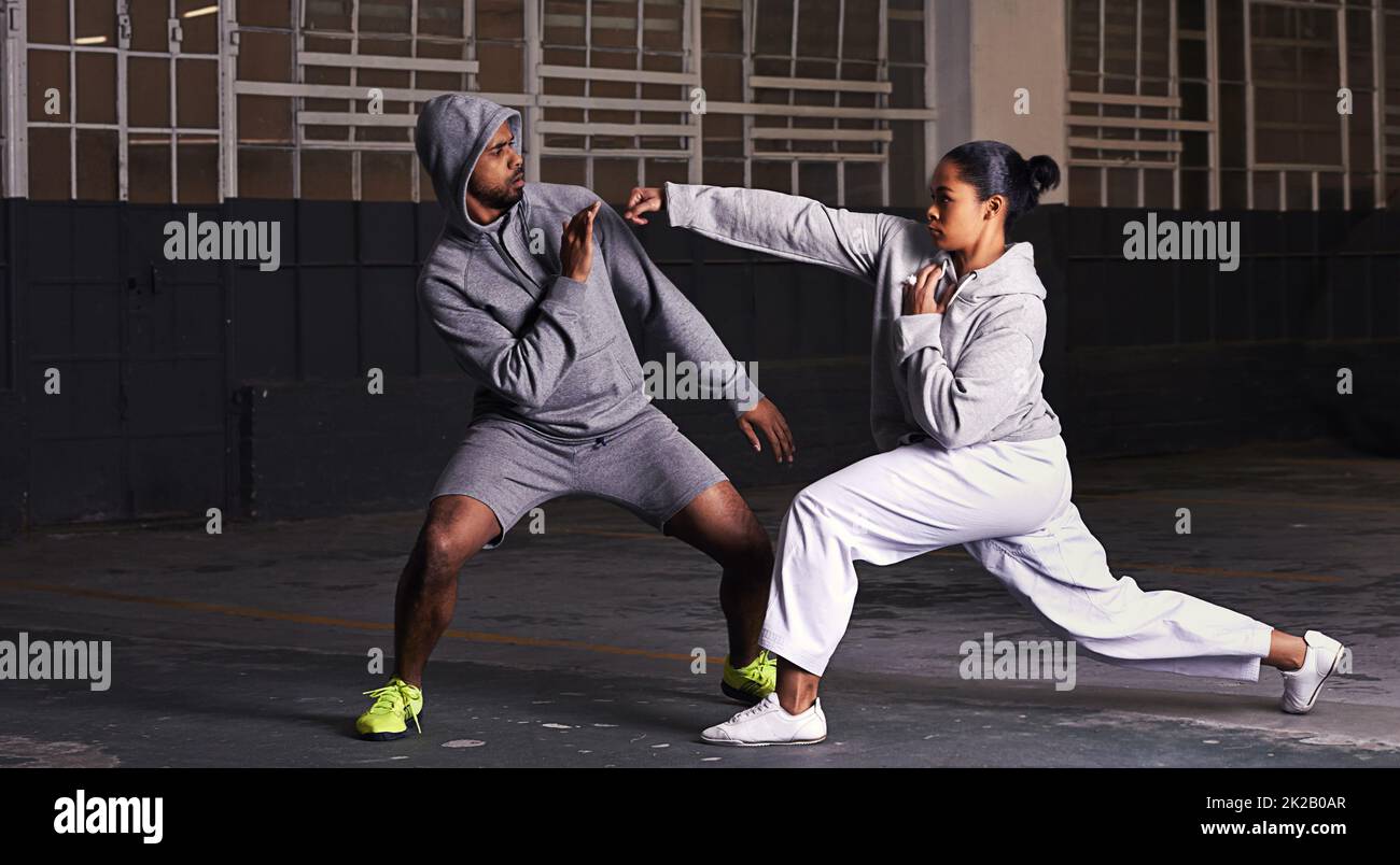 Alle kämpften gegen Kung-Fu. Ein junger Mann und eine junge Frau machen Kampftraining. Stockfoto