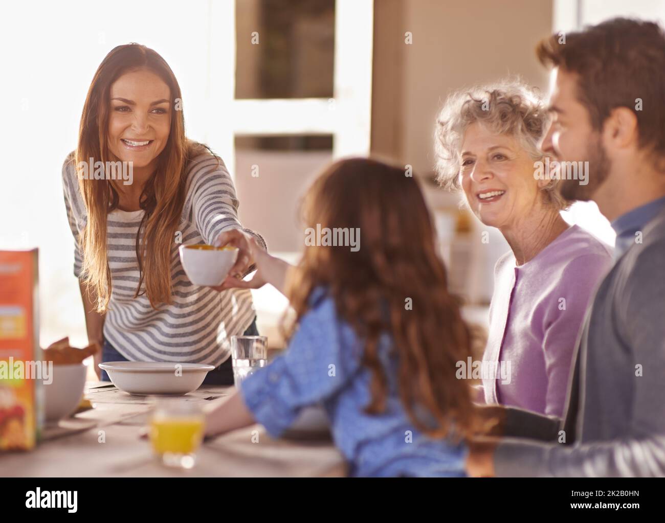 Beginnen Sie den Tag mit einem Frühstück. Eine Aufnahme einer Familie, die zusammen frühstückte. Stockfoto