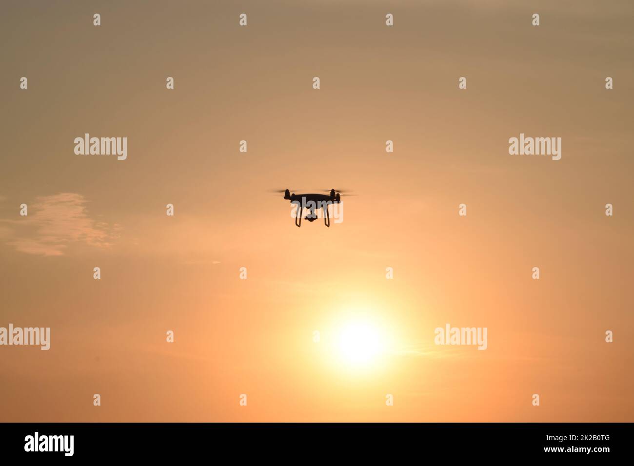 Die Silhouette der Drohne vor dem Hintergrund des Sonnenuntergangs Stockfoto