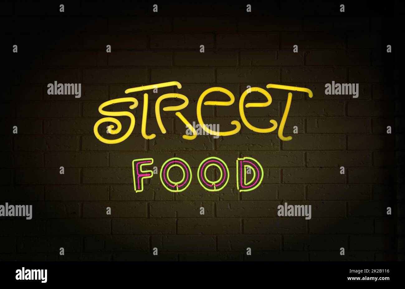 Neon Street Food Schild an der Ziegelmauer Stockfoto