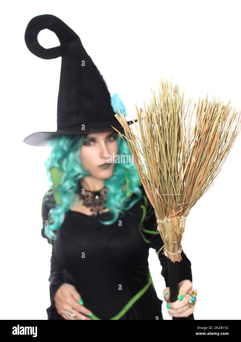 Hexe mit grünem Haar und Besen auf weißem Hintergrund Stockfoto