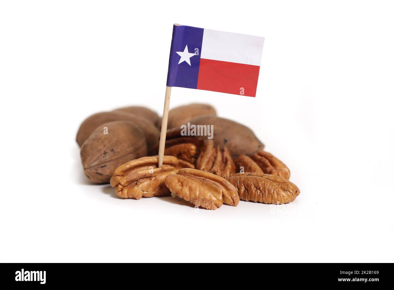 Geschält und ganze Pekannüsse mit Texas Flag Stockfoto