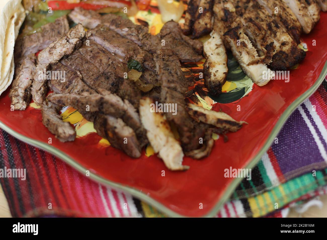 Rind und Hähnchen Fajita Essen zum Mitnehmen mit Zwiebeln und Paprika Stockfoto