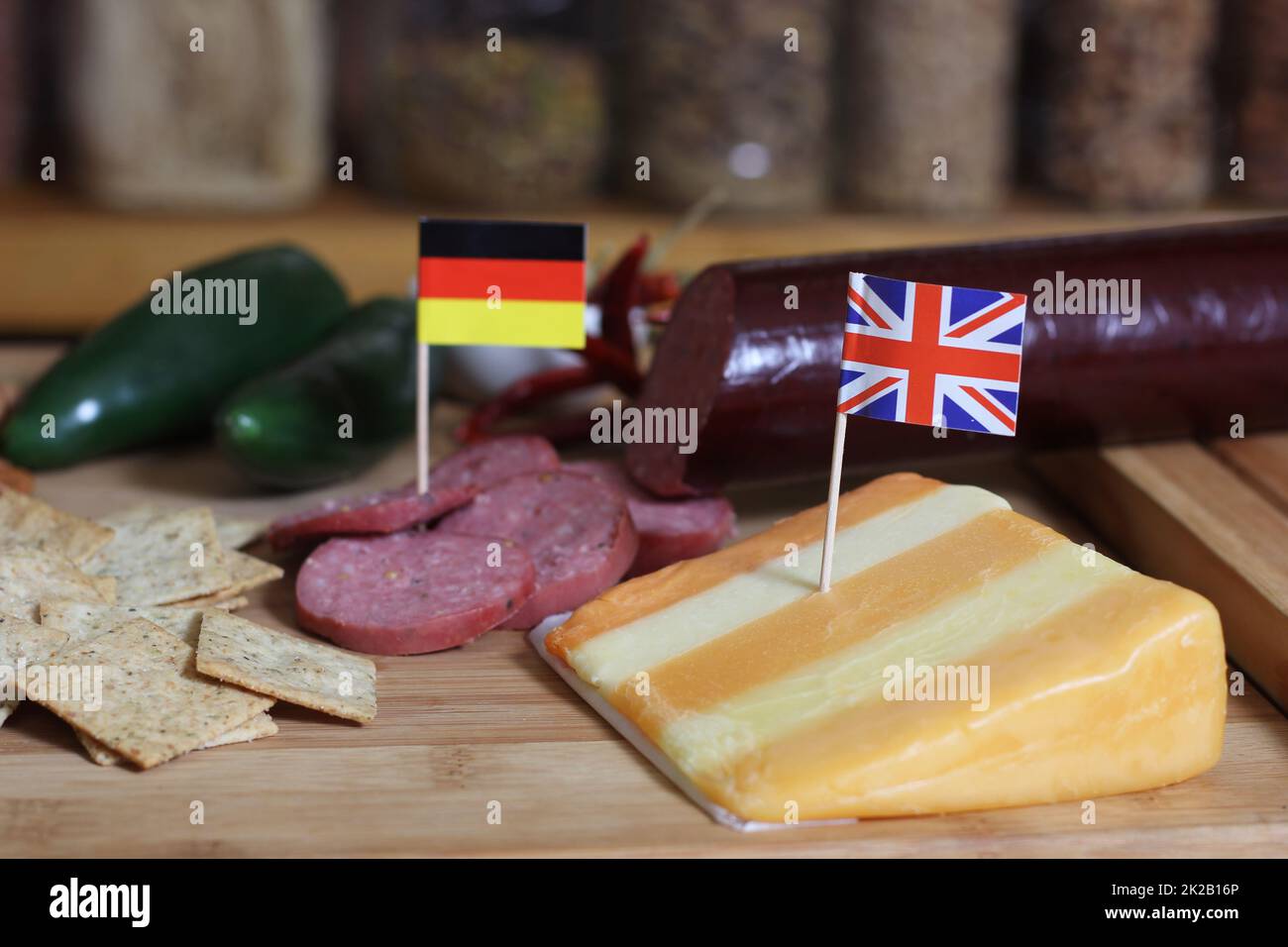Englischer Käse und deutsche Wurst Imbissschale Nahaufnahme Stockfoto