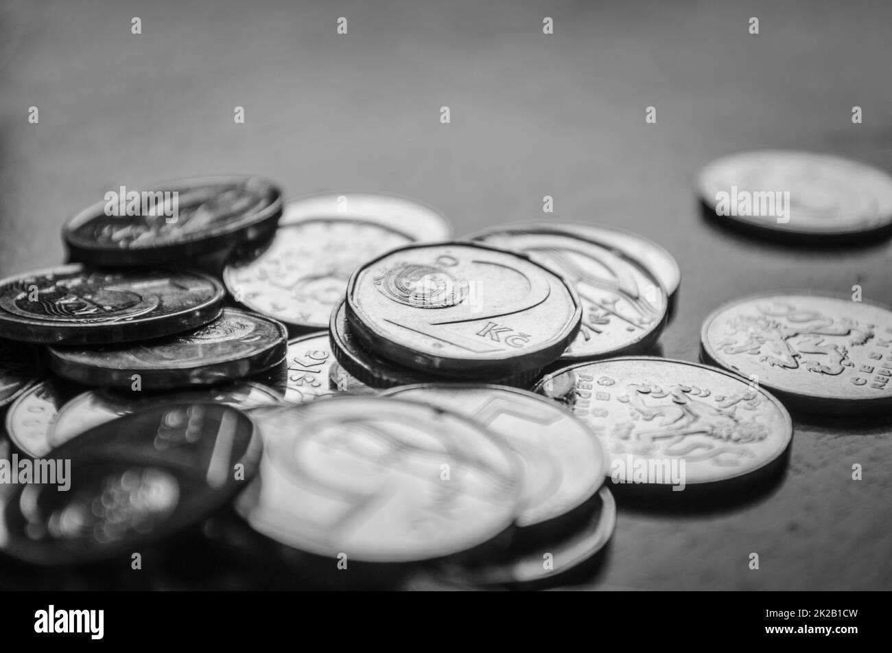 Schwarz-Weiß 2 tschechische Kronen Münze Nahaufnahme Stockfoto