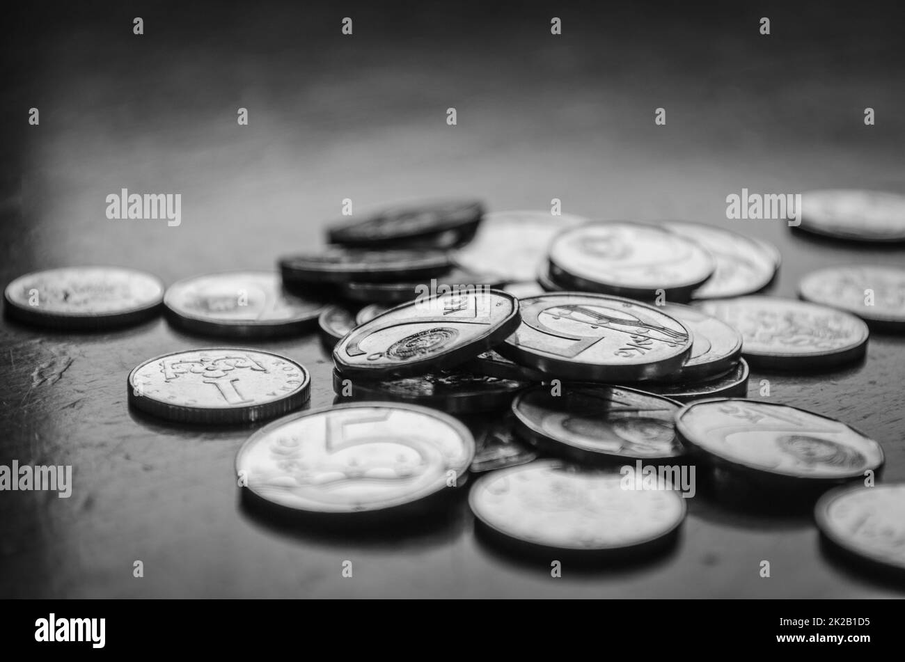 Schwarz-Weiß-Bild der Münzen, tschechische Währung Stockfoto