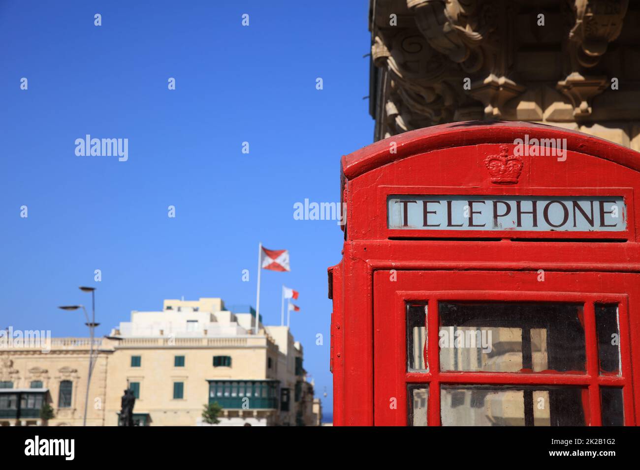 Rote, alte britische Telefonzelle in der alten Stadt Valletta. Malta Stockfoto
