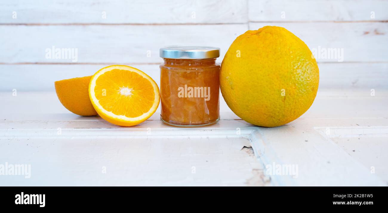 Orangefarbene Marmelade in einem Glasgefäß Stockfoto