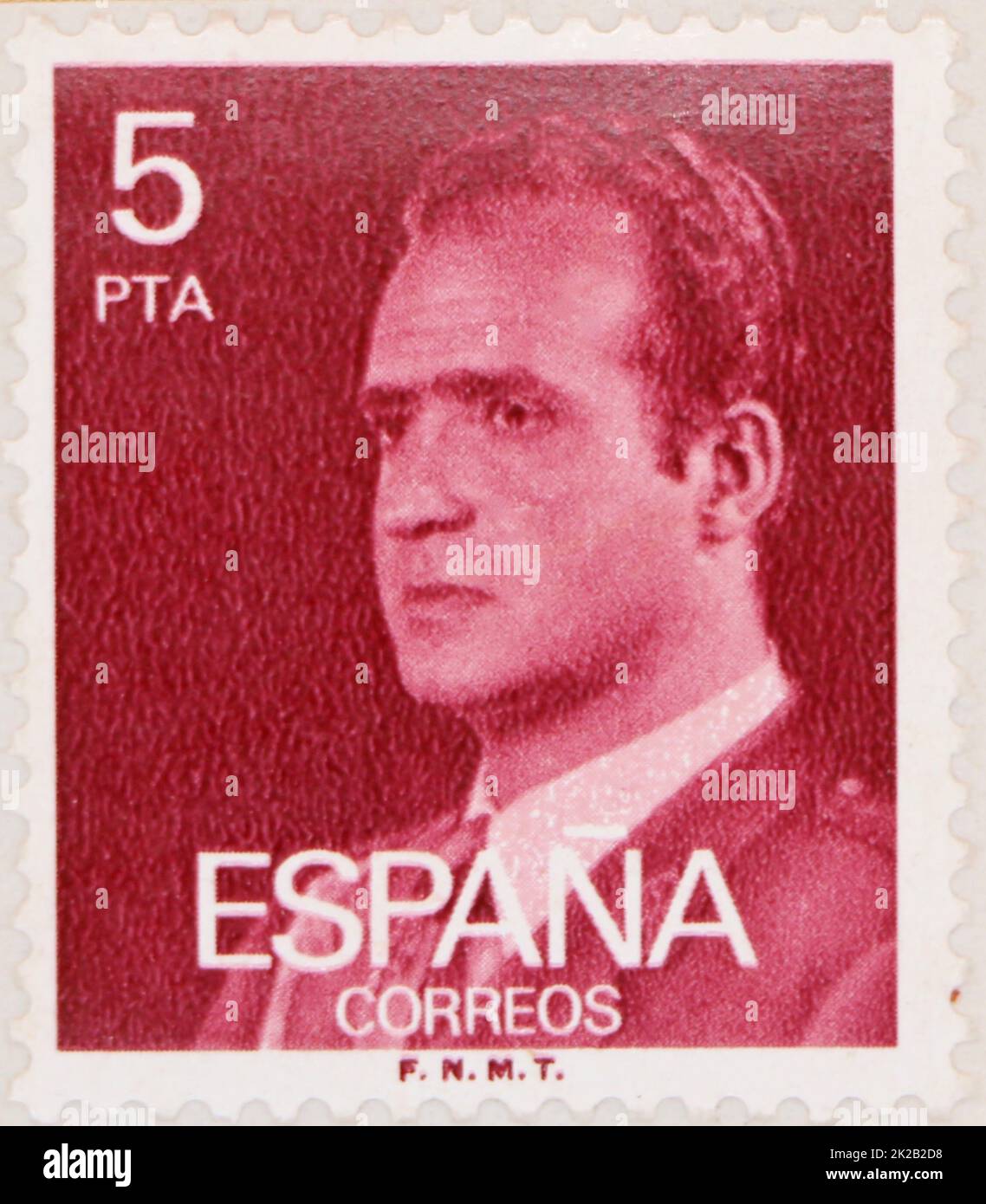 Foto einer roten spanischen Briefmarke mit 5 Peseten und einem Bild von König Juan Carlos I. Stockfoto