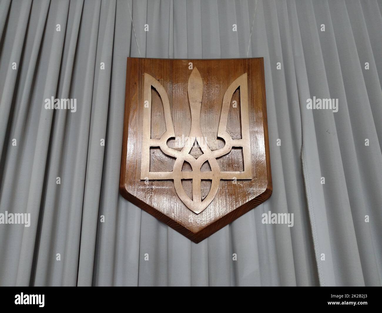 Emblem der Ukraine Symbol Dreizack Zeichen grau Welle Hintergrund Stockfoto