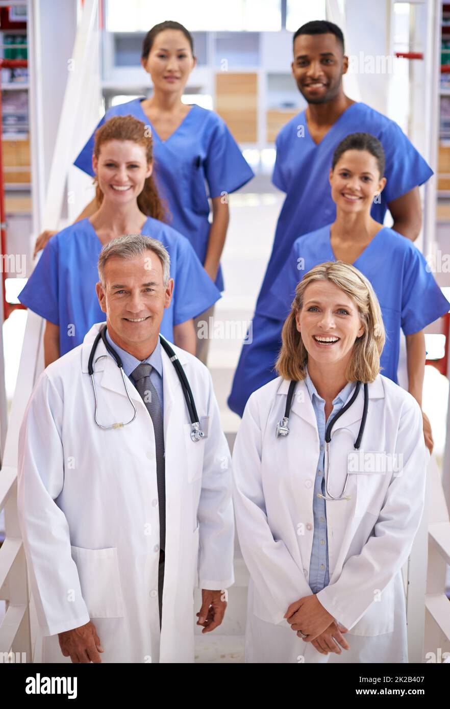 Sie werden Ihnen die bestmögliche Pflege geben. Porträt eines vielfältigen Teams von medizinischen Fachkräften, das auf einer Treppe in einem Krankenhaus steht. Stockfoto