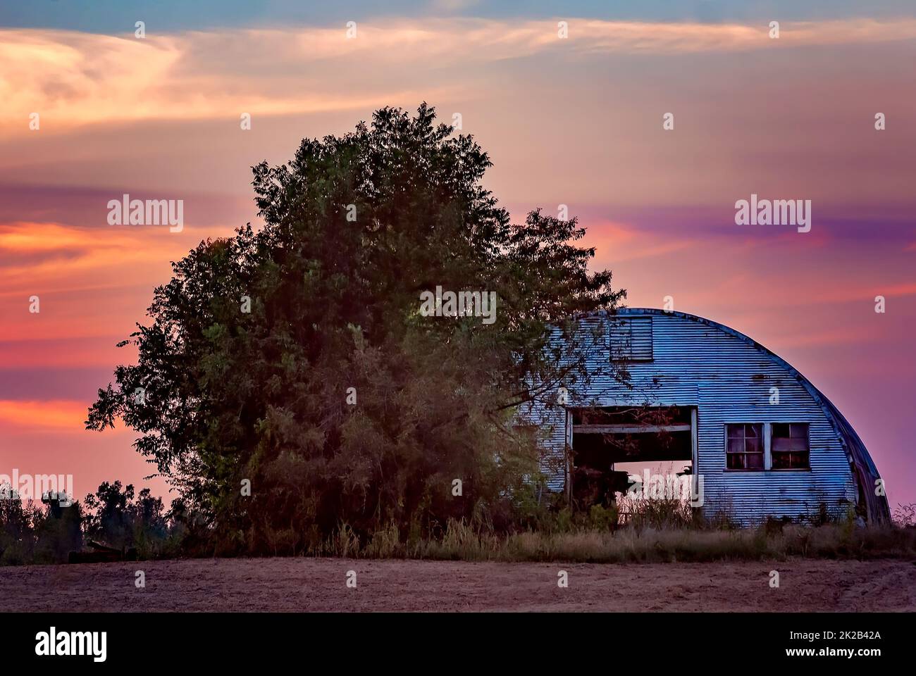 Eine kuppelförmige Metallscheune ist bei Sonnenuntergang am 17. Oktober 2010 in Union City, Tennessee, abgebildet. Obion County beschäftigt sich hauptsächlich mit der Landwirtschaft. Stockfoto
