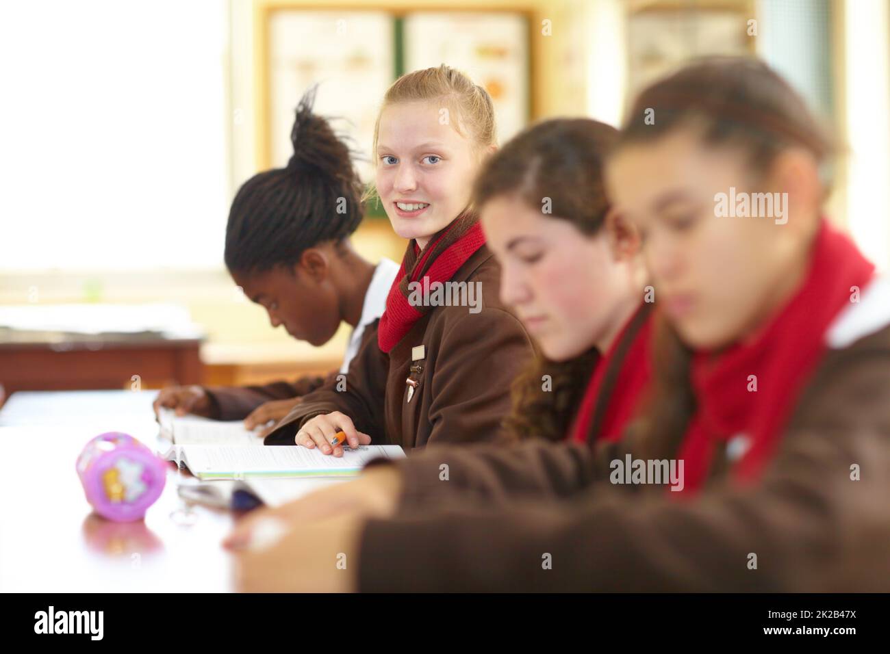 Hart an ihrer Ausbildung gearbeitet. Eine Reihe von Schülern, die im Klassenzimmer sitzen. Stockfoto