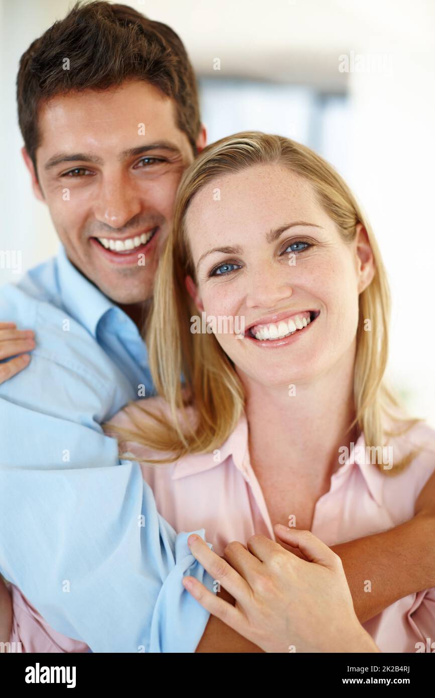 Er macht es so einfach, glücklich zu sein. Nahaufnahme eines Paares, das fröhlich im Haus lächelt. Stockfoto