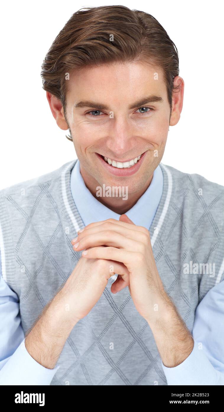 HES ist sich seiner selbst sehr sicher. Porträt eines jungen Mannes, der mit zusammengekrallten Händen auf weißem Hintergrund sitzt. Stockfoto