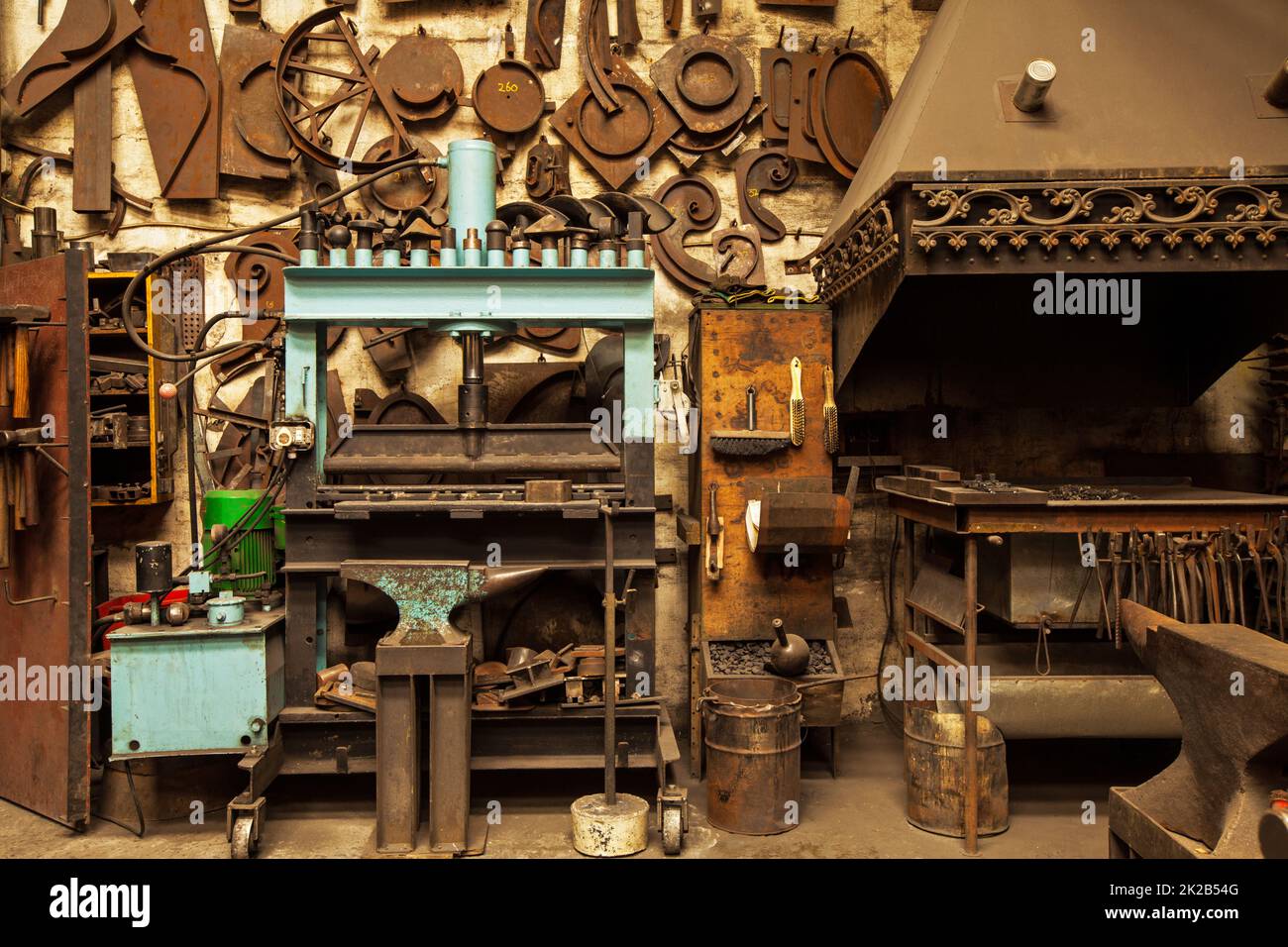 Handwerkskunst und Wertschätzung für schöne Werkzeuge. Eine Werkstatt aus Metall, gefüllt mit Metallwerkzeugen. Stockfoto