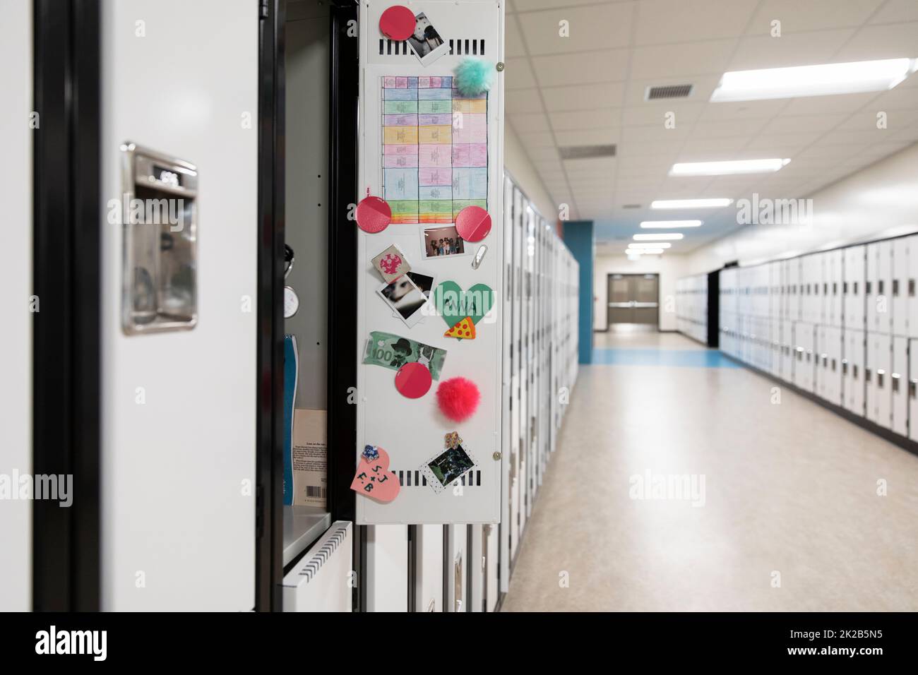 Leerer Schulkorridor mit offenem Schließfach Stockfoto