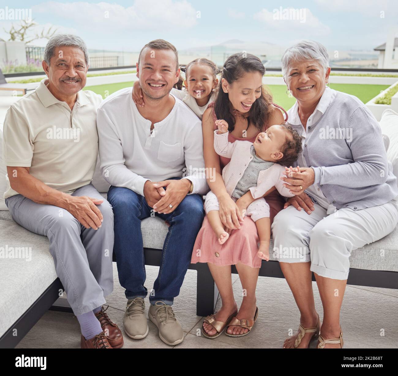 Familie, glückliche Eltern und Großeltern im Garten zu Hause und Kinder mit Mutter, Vater und Oma und Opa mit Lächeln im Sommer. Gesichtsporträt von Stockfoto