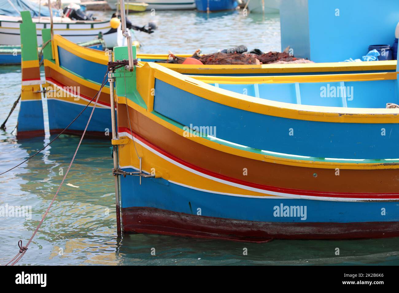 Ein Fischerboot namens Luzzu im Hafen von Marsaxlokk. Malta Stockfoto