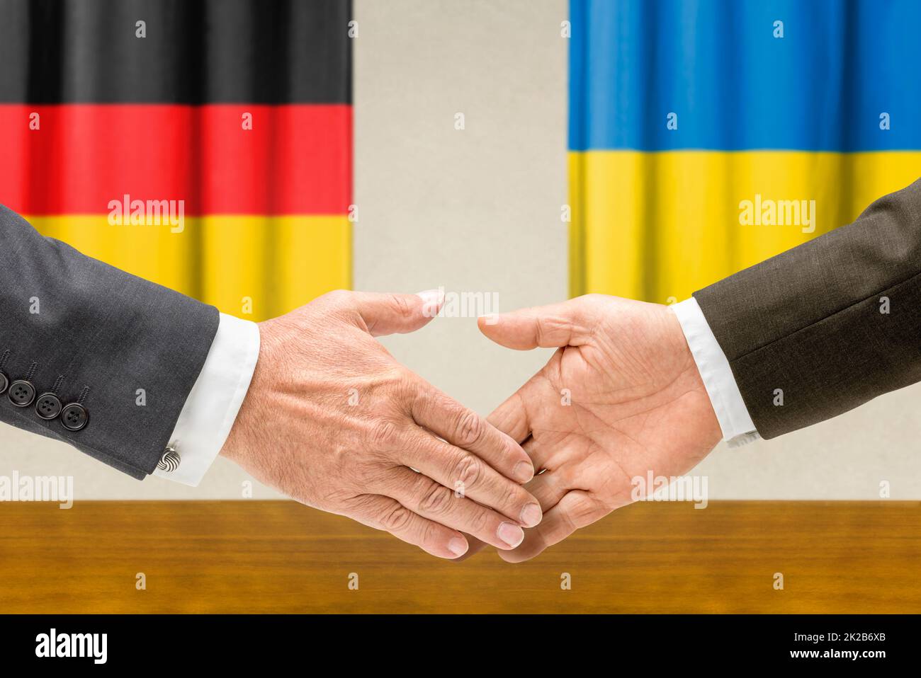 Vertreter Deutschlands und der Ukraine schütteln die Hände Stockfoto
