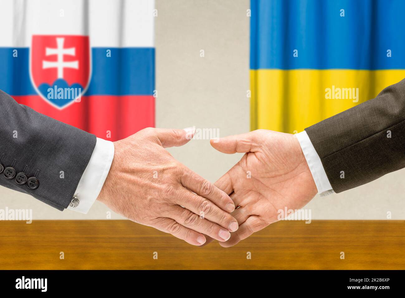 Vertreter der Slowakei und der Ukraine schütteln die Hände Stockfoto
