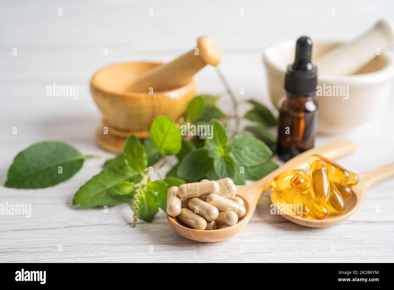Alternative Medizin pflanzliche Bio-Kapsel Medikament mit Kräutern Blatt natürliche Ergänzungen für ein gesundes gutes Leben. Stockfoto