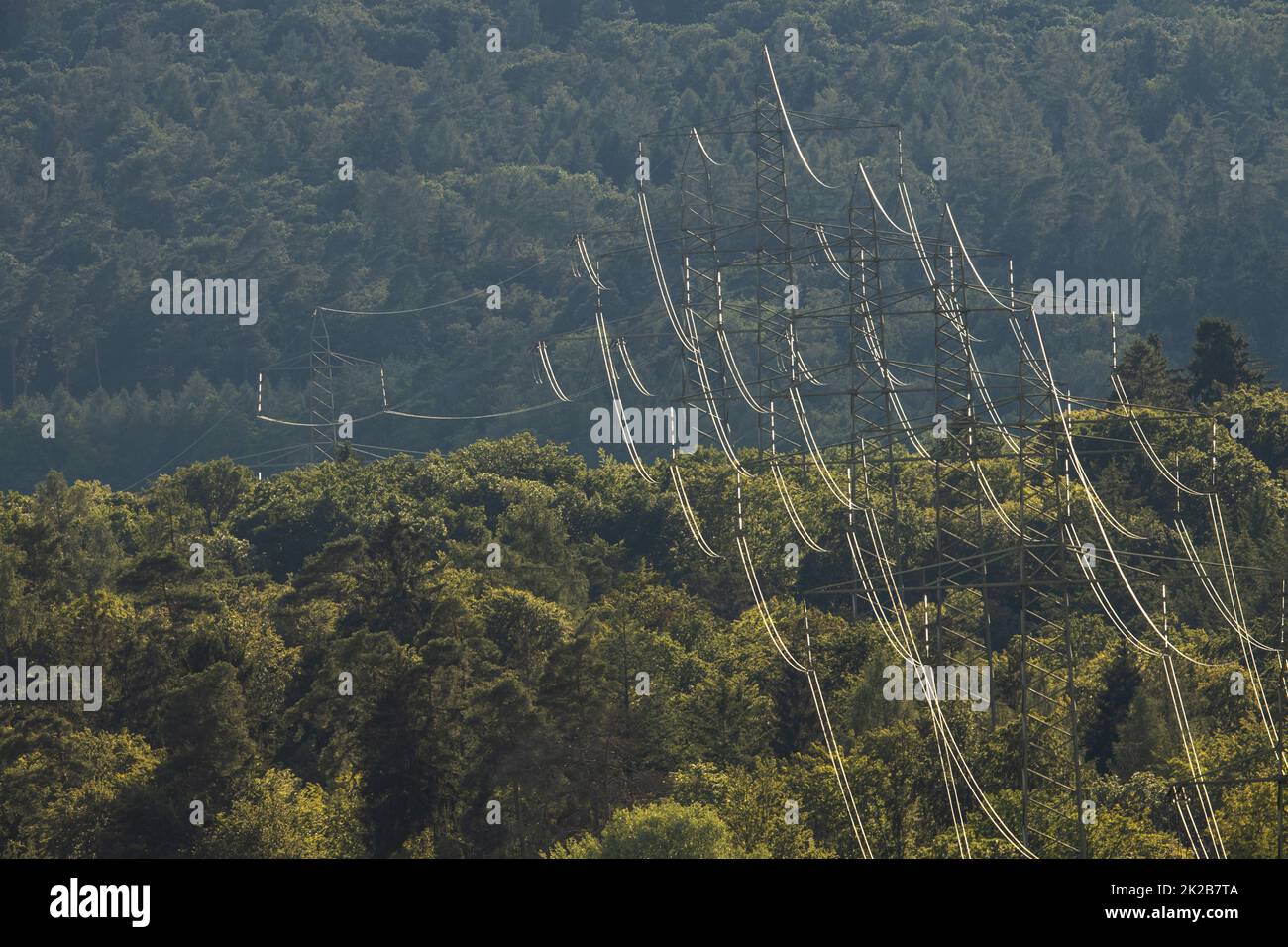 Hochspannungs-Pylon und Elektrodraht mit grauem Himmel und weißen Wolken. Strommasten. Energie- und Energiekonzept. Hochspannungsnetzmast mit Drahtkabel. Infrastruktur. Stromverteilung Stockfoto