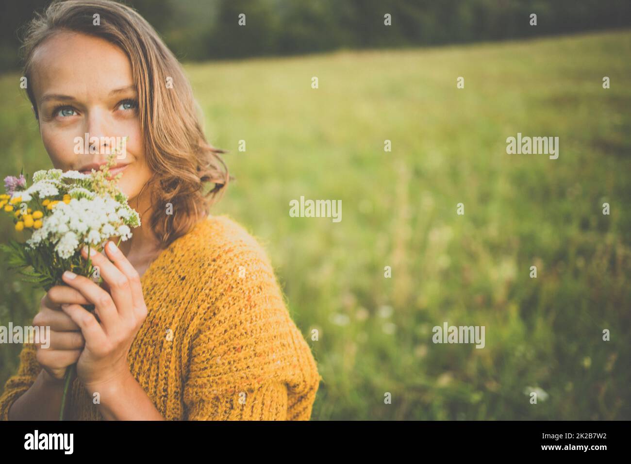 Frau mit blumenstrauss wiese -Fotos und -Bildmaterial in hoher ...