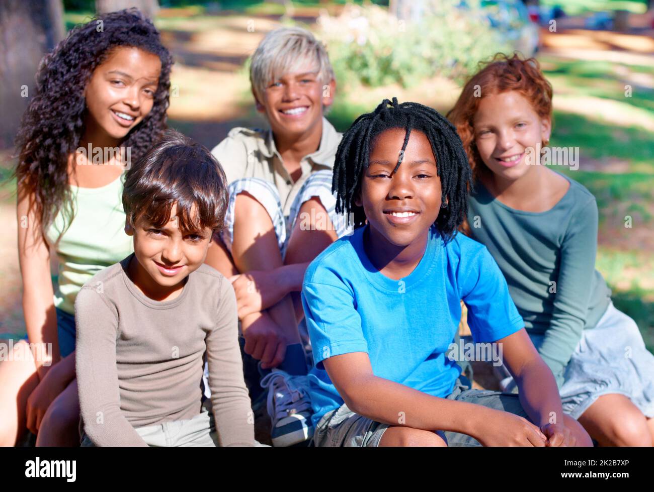 Sie sind unsere Zukunft. Eine Gruppe von Kindern lächelt im Freien an der Kamera. Stockfoto