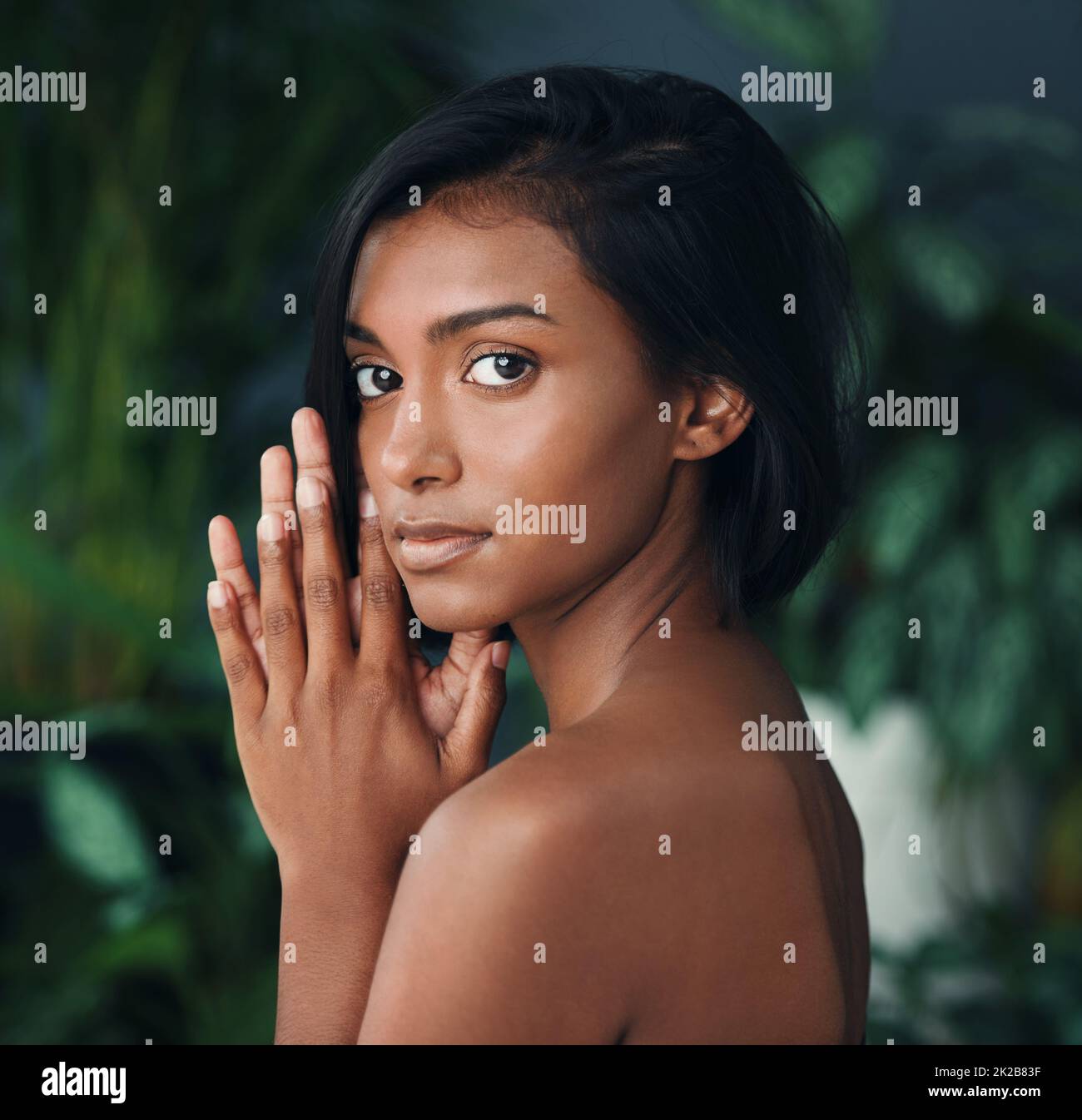 Lassen Sie sie anhalten und starren. Aufnahme einer schönen jungen Frau, die vor einem dunklen Hintergrund posiert. Stockfoto