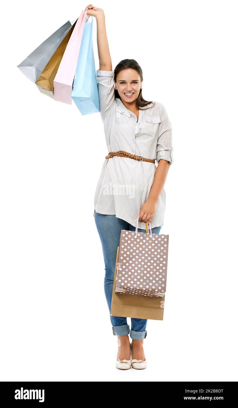 Und ich habe alles zum Verkauf. Studioporträt einer attraktiven Frau mit vielen Einkaufstaschen isoliert auf Weiß. Stockfoto