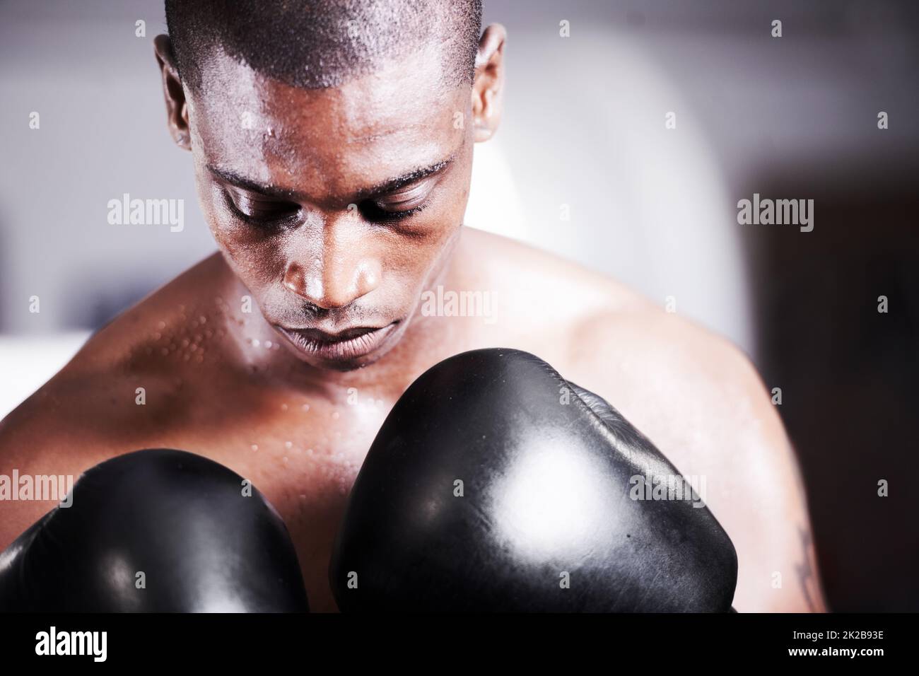 Erfolg sichtbar machen. Ein junger Boxer, der sich vor einem Kampf Zeit nimmt, sich zu visualisieren. Stockfoto