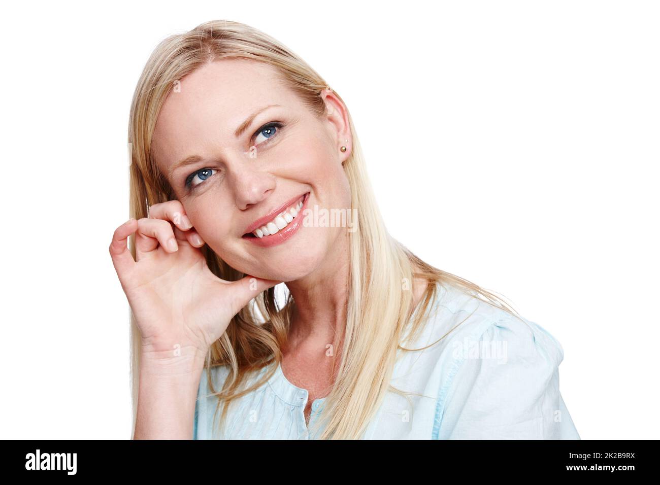 Überdenken Eine schöne Frau, die nachdenklich und lächelnd wegschaut - isoliert. Stockfoto