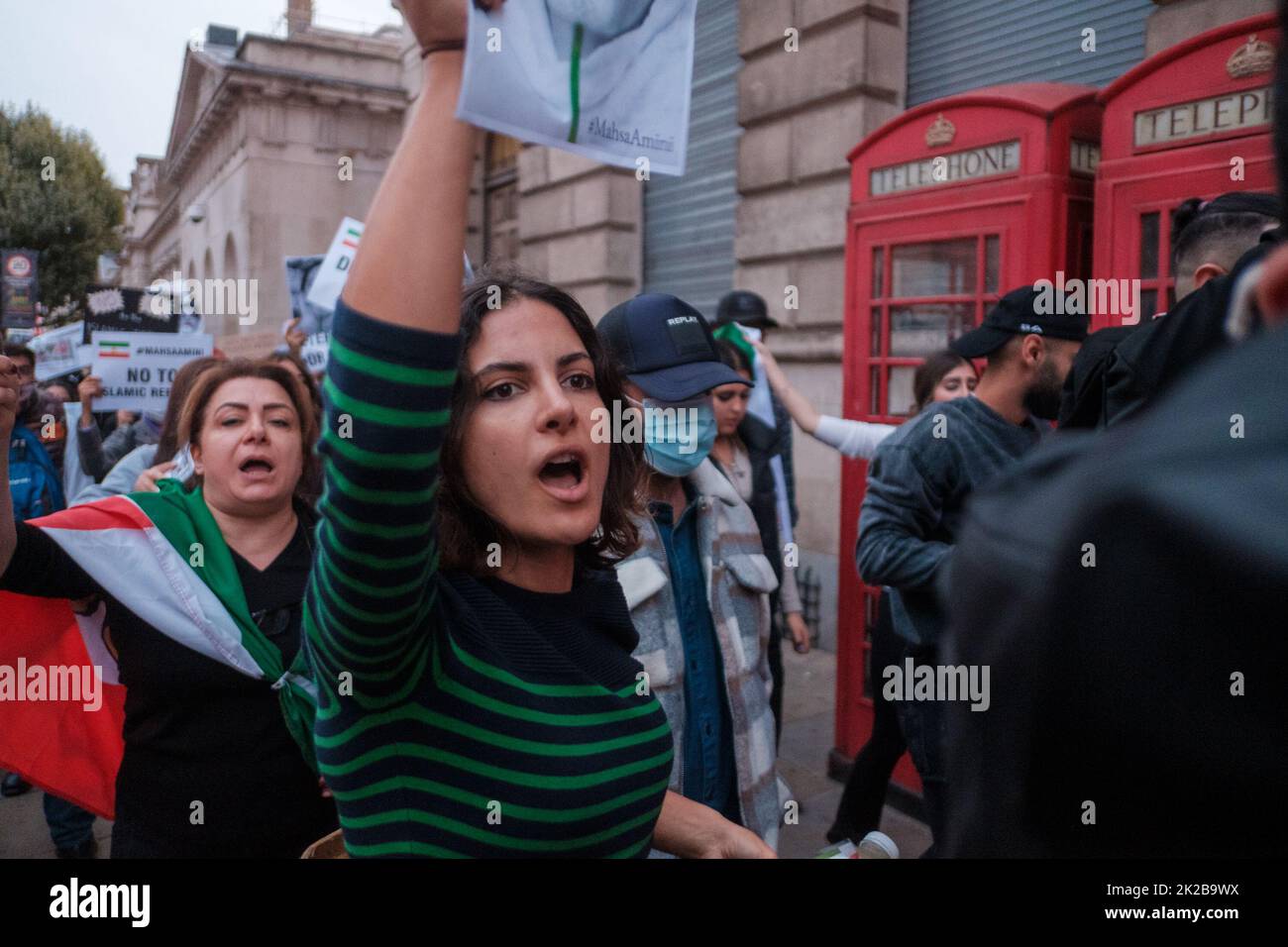 Iranische Proteste brechen nach der Morde an Mahsa Amini durch die Führungsstreitmacht am Donnerstag im Iran aus, weil sie in der Öffentlichkeit und vor kurzem einen Hijab nicht getragen haben Stockfoto