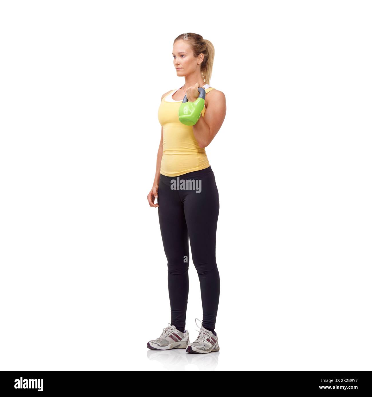 Hol dir dein Workout. Studioaufnahme einer attraktiven Frau, die mit Gewichten arbeitet. Stockfoto