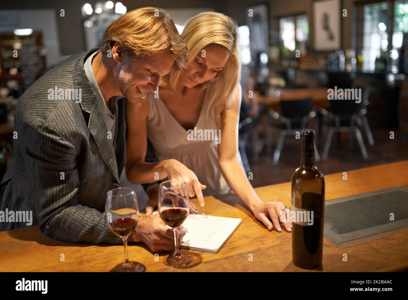 Das war ein gutes Jahr. Aufnahme eines Pärchens, das eine Weinprobe genießt. Stockfoto