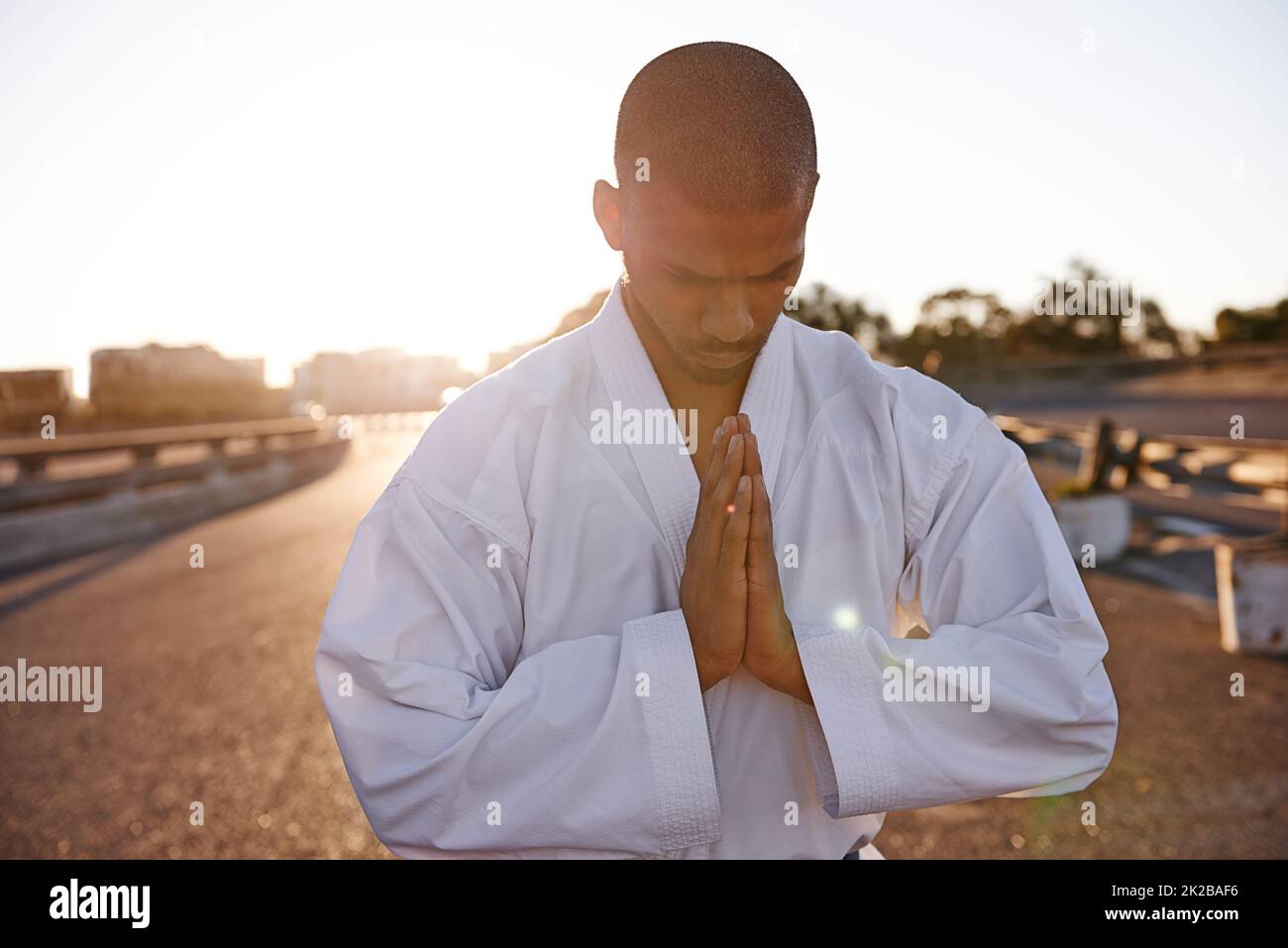 Auf der Suche nach Ruhe. Eine meditative junge Karate-Praktizierende, die einen gi trägt. Stockfoto