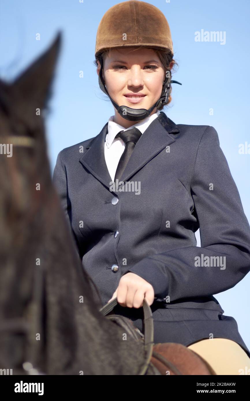 Er fährt wie der Wind. Porträt einer jungen Frau, die auf ihrem Pferd sitzt. Stockfoto