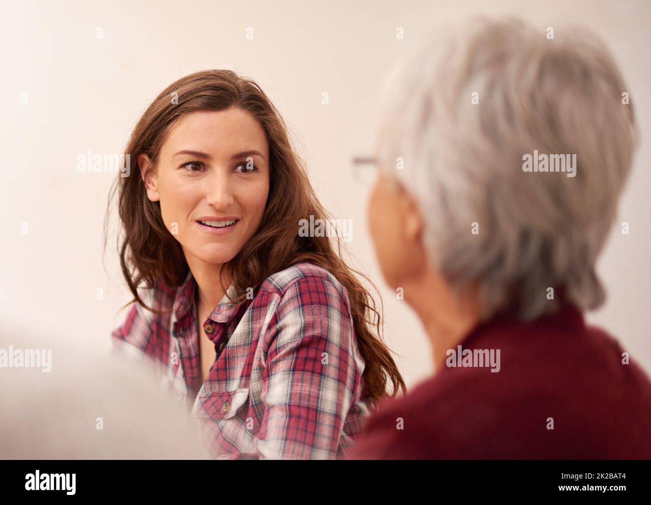 Sie bewundert ihre Mutter. Aufnahme einer attraktiven Frau, die sich zu Hause mit ihrer älteren Mutter verbunden hat. Stockfoto