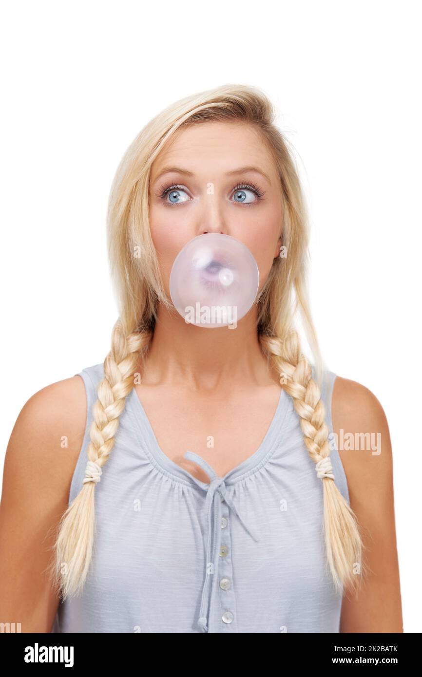 Sie übt ihr Blasen. Eine junge blonde Frau, die eine Bubblegum-Blase bläst. Stockfoto