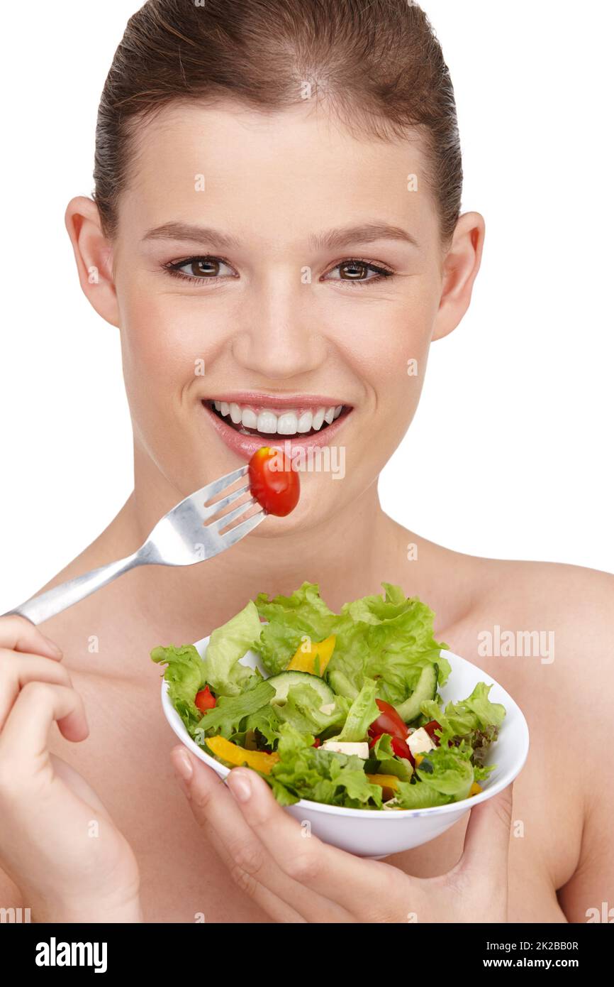 Sommersalattage. Ein Mädchen im Teenageralter genießt einen gesunden Salat. Stockfoto