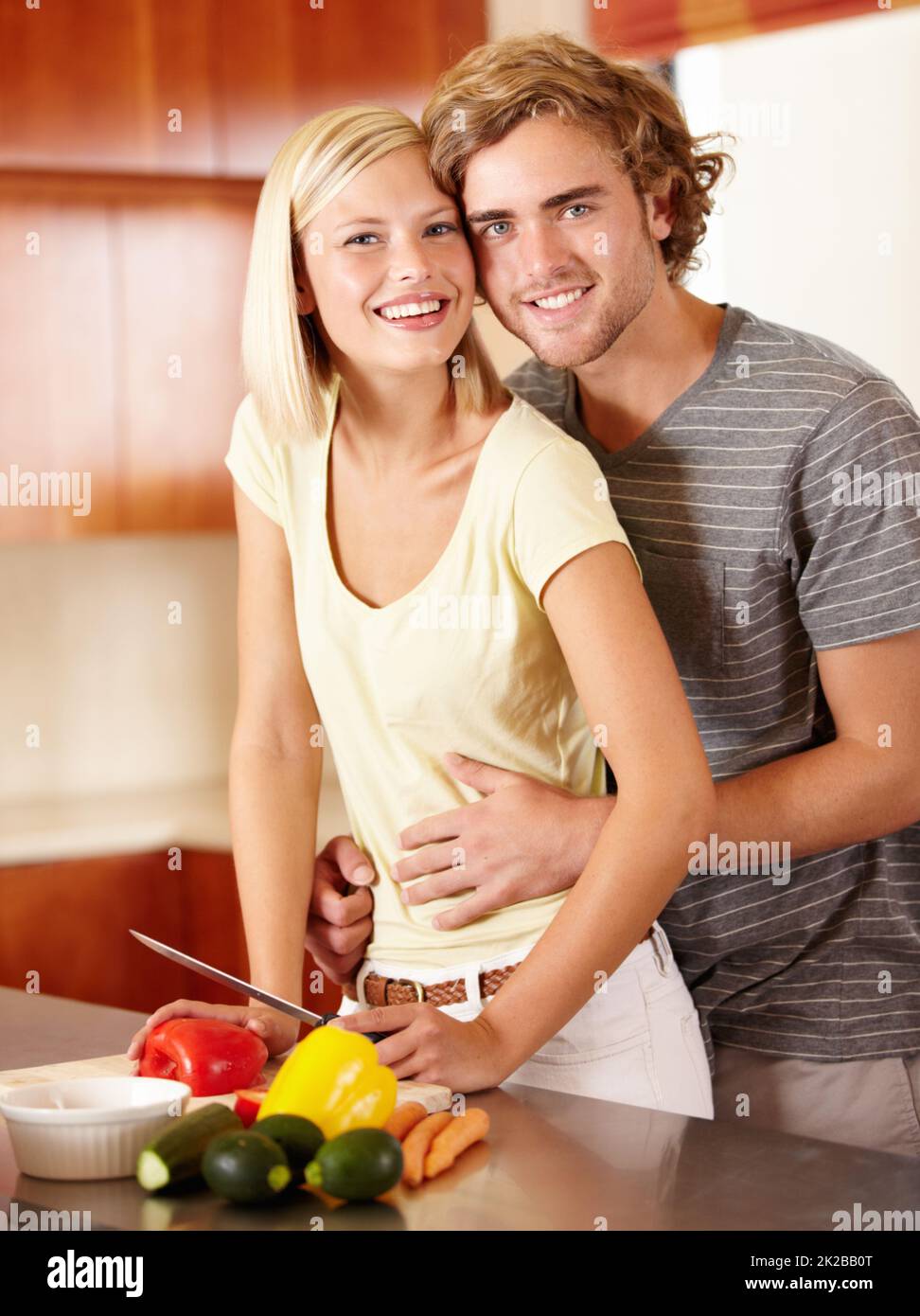 Romantik in der Küche. Porträt eines glücklichen jungen Paares, das in der Küche steht. Stockfoto