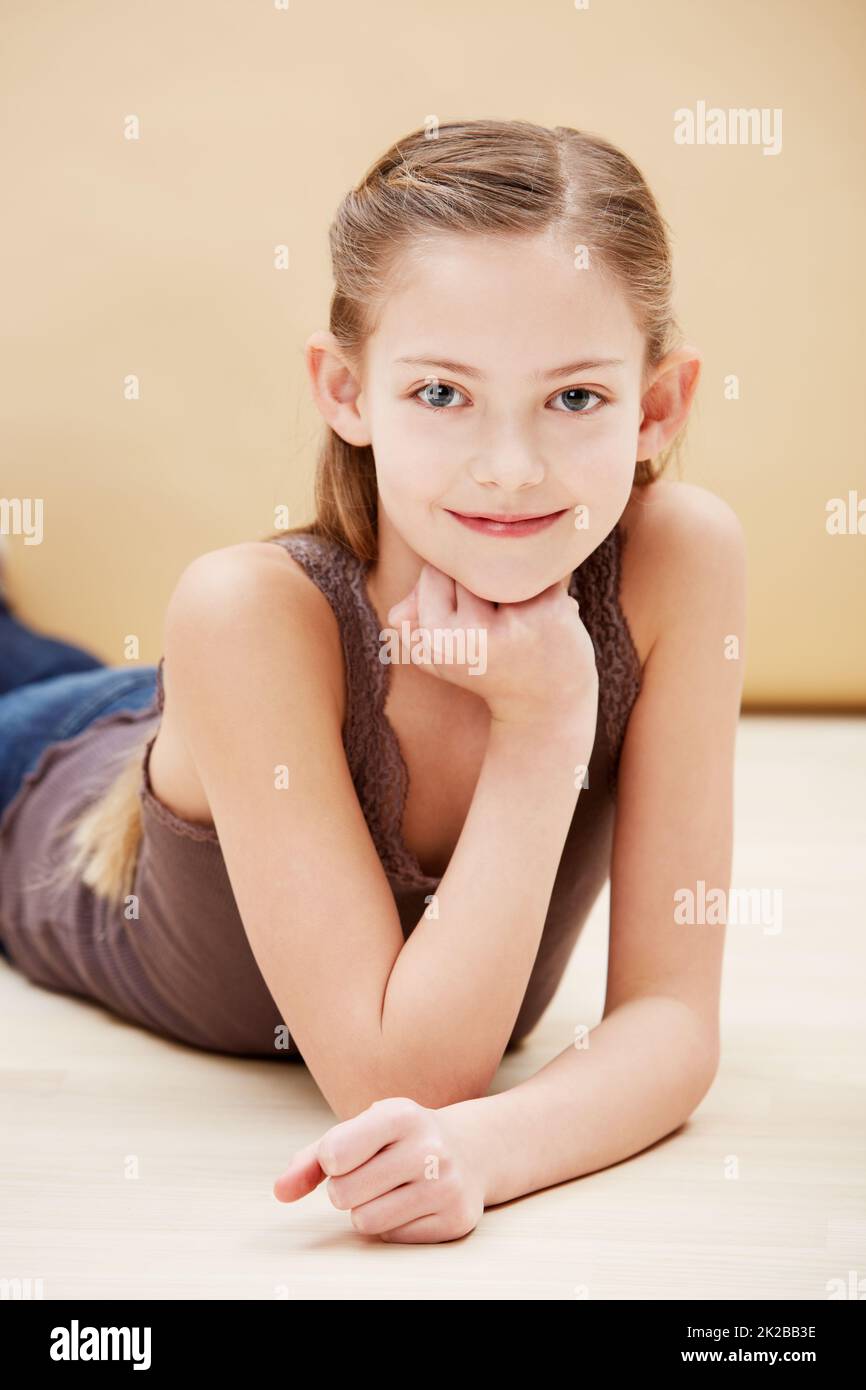 Süß und unschuldig. Beschnittenes Porträt eines niedlichen kleinen Mädchens, das lächelt. Stockfoto